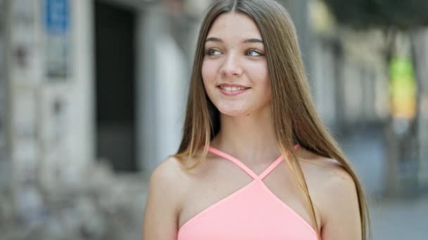 Junges Schönes Mädchen Lächelt Selbstbewusst Auf Der Straße — Stockvideo