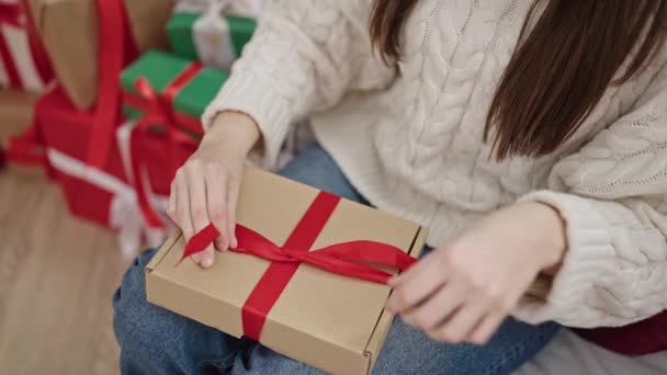 Молода Красива Іспаномовна Жінка Сидить Дивані Подарунком Різдвяній Ялинці Вдома — стокове відео
