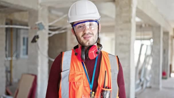 Jeune Homme Hispanique Constructeur Souriant Confiance Debout Sur Chantier Construction — Video