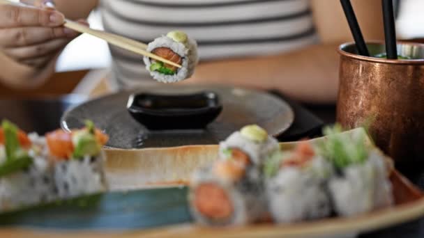 Joven Mujer Hispana Hermosa Comiendo Sushi Restaurante — Vídeos de Stock