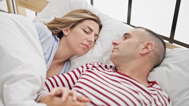 Pasangan Pria Dan Wanita Berbaring Tempat Tidur Berciuman Dan Tidur — Stok Video