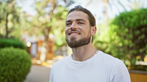 Joven Hombre Hispano Sonriendo Confiado Pie Parque — Vídeos de Stock