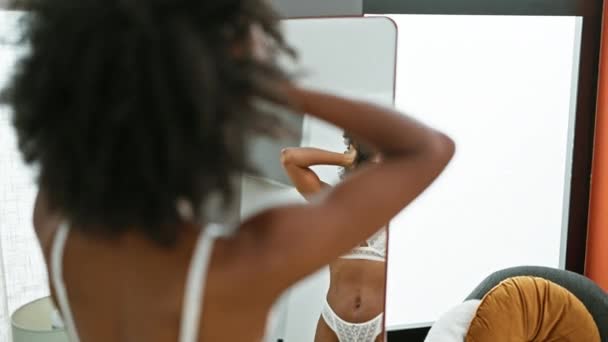 Mujer Afroamericana Lencería Modelo Buscando Espejo Soplado Beso Casa — Vídeos de Stock