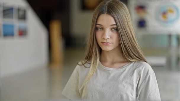 Молода Красива Дівчина Сидить Столі Серйозним Обличчям Бібліотеці — стокове відео
