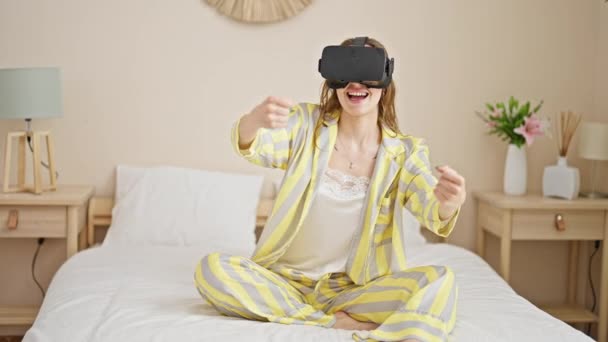Νεαρή Ξανθιά Γυναίκα Που Παίζει Βιντεοπαιχνίδι Εικονικά Γυαλιά Στο Υπνοδωμάτιο — Αρχείο Βίντεο