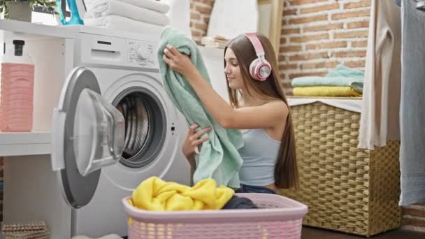 在洗衣房听音乐跳舞的年轻漂亮姑娘洗衣服 — 图库视频影像