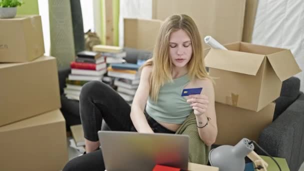 Mujer Rubia Joven Compras Con Ordenador Portátil Tarjeta Crédito Sentado — Vídeo de stock