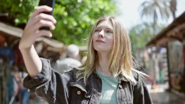 Genç Sarışın Kadın Kendinden Emin Gülümsüyor Markette Akıllı Telefonun Yanında — Stok video