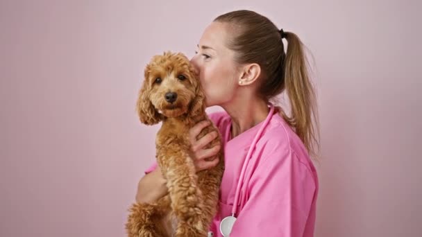 Joven Mujer Caucásica Con Veterinario Perro Sonriendo Confiado Sosteniendo Perro — Vídeo de stock