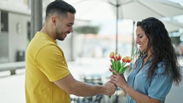 Hombre Mujer Pareja Sorpresa Con Ramo Flores Besándose Terraza Cafetería — Vídeo de stock