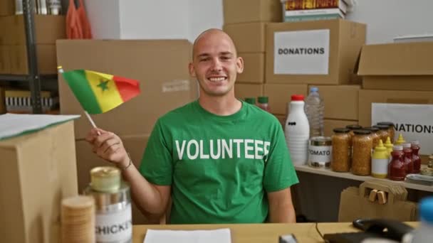 Mladý Hispánec Dobrovolník Usmívá Sebevědomě Drží Senegalskou Vlajku Charitativním Centru — Stock video