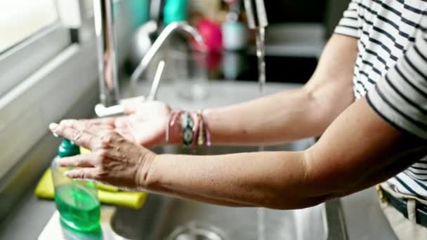 Abad Pertengahan Wanita Hispanik Mencuci Tangan Dapur — Stok Video