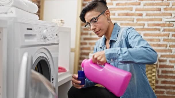 Jovem Bela Mulher Hispânica Lavando Roupas Derramando Detergente Lavanderia — Vídeo de Stock