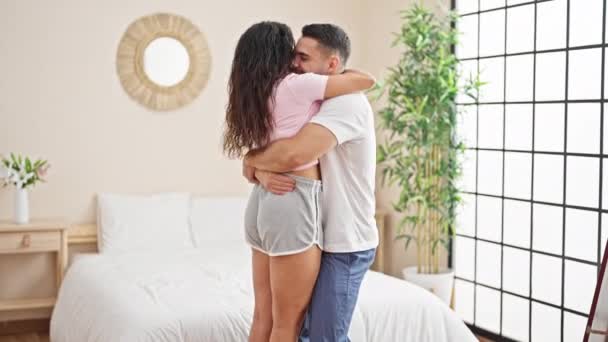 Mann Und Frau Umarmen Sich Beim Küssen Schlafzimmer — Stockvideo