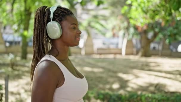 Donna Afroamericana Che Ascolta Musica Passeggiare Parco — Video Stock