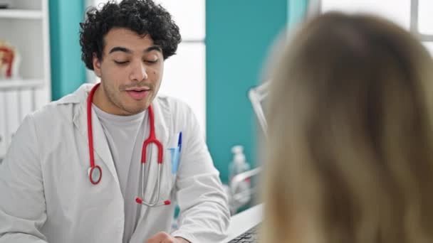 Junge Lateinamerikanische Mann Arzt Mit Patient Mit Ärztlicher Beratung Schütteln — Stockvideo