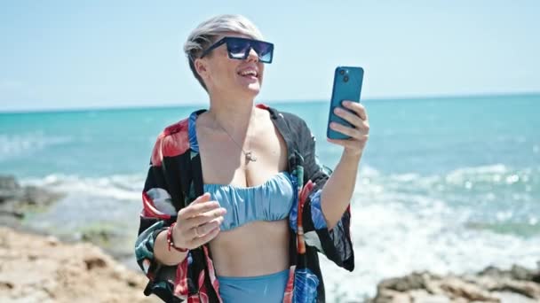 Giovane Turista Bikini Occhiali Sole Con Videochiamata Spiaggia — Video Stock