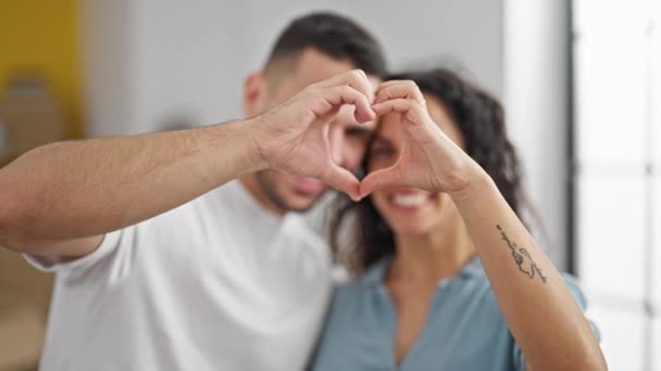 Hombre Mujer Pareja Pie Juntos Haciendo Gesto Corazón Besándose Nuevo — Vídeos de Stock