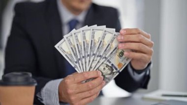 Ofiste dolar tutan İspanyol bir iş adamı.
