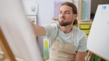 Genç İspanyol sanatçı sanat stüdyosunda el hareketi çizimi yapıyor.
