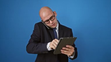 Genç İspanyol iş adamı akıllı telefondan konuşuyor. Dokunmatik dokunmatik, mavi bir arka plan kullanıyor.