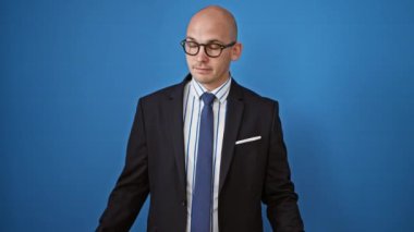 Soyutlanmış mavi bir geçmişi olan, ciddi yüzlü, İspanyol bir iş adamı.