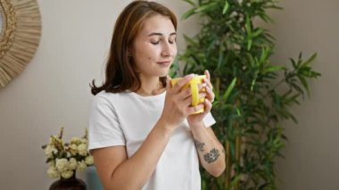 Genç bir kadın kahve kokusu alıyor.