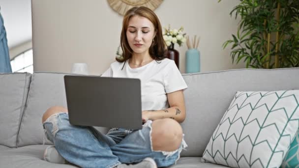 Jovem Mulher Fechando Laptop Sentado Sofá Sorrindo Casa — Vídeo de Stock
