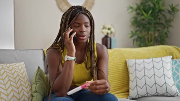 Αφροαμερικανή Γυναίκα Που Μιλάει Στο Smartphone Κρατώντας Τεστ Εγκυμοσύνης Στο — Αρχείο Βίντεο
