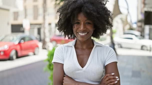 Afro Amerikalı Kadın Gülümsüyor Kollarını Kavuşturup Caddede Duruyor — Stok video