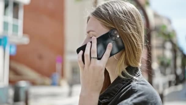 Mladá Blondýnka Mluví Smartphone Vážným Výrazem Ulici — Stock video