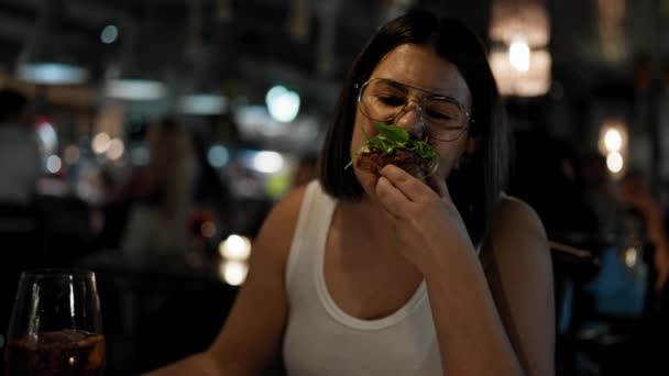 Joven Mujer Hispana Hermosa Comiendo Deliciosa Comida Italiana Restaurante — Vídeos de Stock