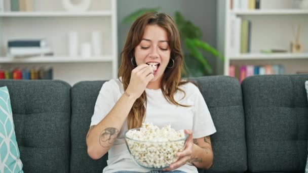 Tineri Frumos Hispanic Femeie Vizionarea Film Mananca Popcorn Ședință Canapea — Videoclip de stoc