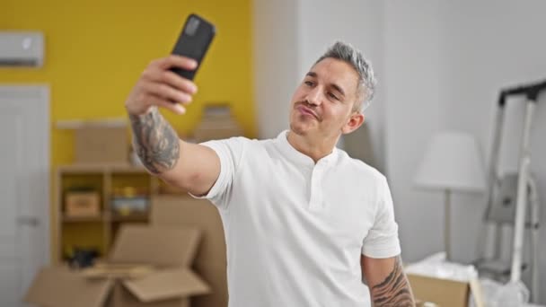 Jonge Spaanse Man Maken Selfie Door Smartphone Glimlachen Nieuw Huis — Stockvideo