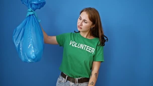 Mujer Joven Voluntaria Sosteniendo Bolsa Basura Haciendo Gesto Pulgar Hacia — Vídeo de stock