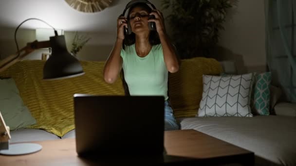 Młoda Latynoska Kobieta Korzystająca Laptopa Słuchawek Siedzących Kanapie Domu — Wideo stockowe
