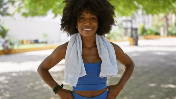 Mujer Afroamericana Usando Ropa Deportiva Toalla Sonriendo Parque — Vídeos de Stock