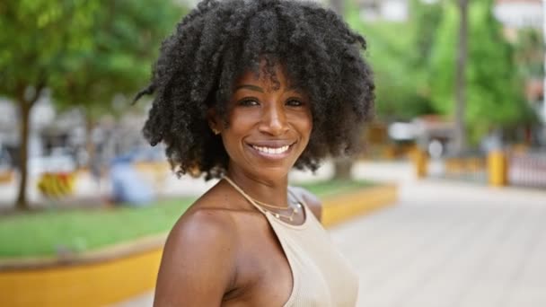 Afrykańska Amerykanka Uśmiecha Się Pewnie Stojąc Parku — Wideo stockowe