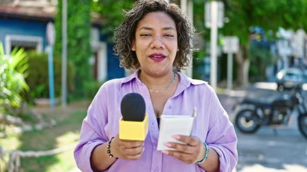 Joven Hermosa Reportera Latina Trabajando Usando Micrófono Leyendo Cuaderno Parque — Vídeo de stock