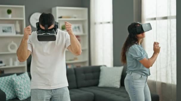 Uomo Donna Ballano Coppia Utilizzando Occhiali Realtà Virtuale Casa — Video Stock