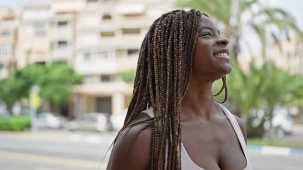 Mujer Afroamericana Sonriendo Con Confianza Peinando Cabello Con Mano Calle — Vídeos de Stock