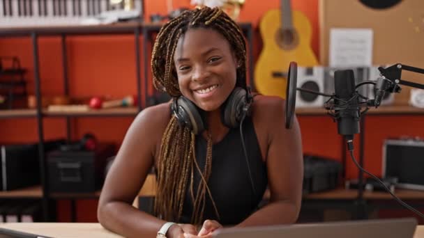 Αφροαμερικανή Μουσικός Φορώντας Ακουστικά Χαμογελώντας Στο Στούντιο Μουσικής — Αρχείο Βίντεο