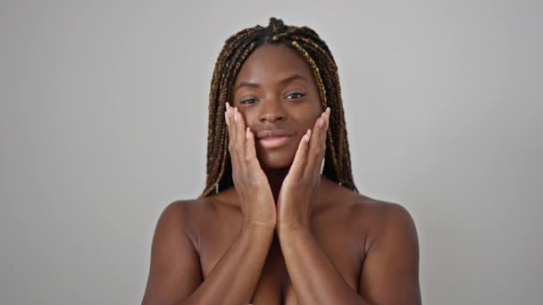 Afrikaans Amerikaanse Vrouw Glimlachen Zelfverzekerde Masseren Gezicht Geïsoleerde Witte Achtergrond — Stockvideo