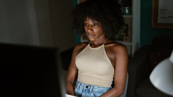 Africano Americano Mulher Trabalhador Negócios Usando Computador Estressado Escritório — Vídeo de Stock