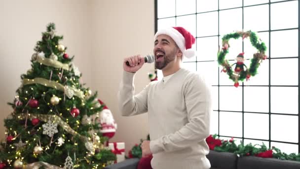 Junger Hispanischer Mann Singt Daheim Weihnachtsbaum Ein Lied — Stockvideo