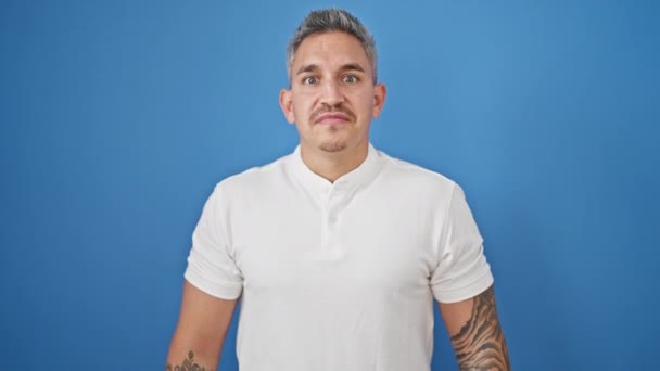 Mladý Hispánec Muž Kýchání Přes Izolované Modré Pozadí — Stock video
