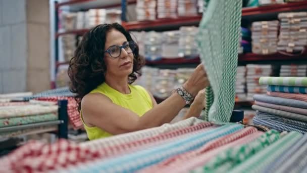 Middelbare Leeftijd Spaanse Vrouw Winkelen Stoffen Bij Textielwinkel — Stockvideo