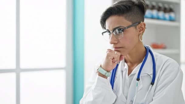 Νεαρή Όμορφη Ισπανίδα Γιατρός Στέκεται Στρεσαρισμένη Στην Κλινική — Αρχείο Βίντεο