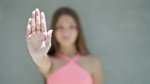 Młoda Piękna Dziewczyna Robi Stop Gest Ręki Nad Odizolowanym Białym — Wideo stockowe