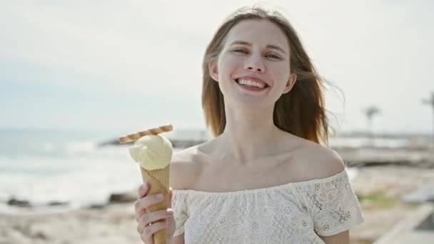 Młoda Blondynka Turystka Uśmiechnięta Pewnie Trzymając Lody Plaży — Wideo stockowe